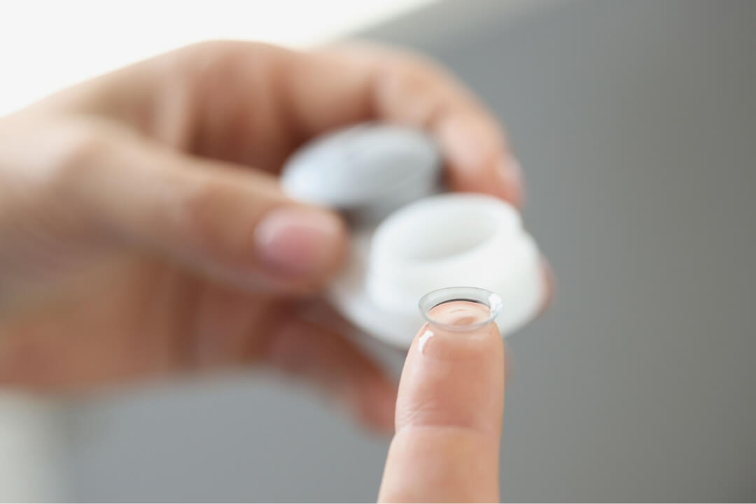 Pulling out contact lens out of plastic container